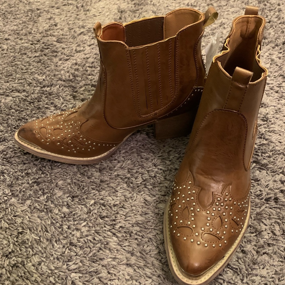 Women’s Tan ankle booties size 8